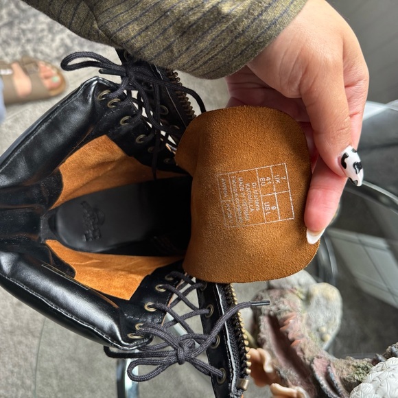 Dr. Martens kamilla boots size 9 - Picture 5 of 7